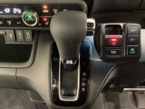CVT車のセレクトレバーです。低速から高速まで、変速ショックのないスムーズな走りと、エンジン効率のよい領域を維持して燃費にも貢献します。サイドブレーキはスイッチ操作の電子制御パーキングブレーキです。