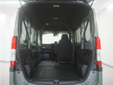 2列目シートと助手席を倒すことで、運転席以外のすべての空間がフラットな荷室となります。フラットな荷室になるので、脚立や絨毯などの長尺の荷物の積載にも対応しております。