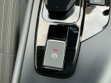 電動パーキングブレーキは、従来の足踏み式に比べ、しっかりと車をホールドしてくれるので安心です。女性の方には特に安心いただける装備です