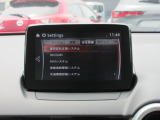 こちらのお車には先進安全装備が多数搭載されています。衝突被害を回避あるいは軽減するためのブレーキや、後方死角からの接近警報、車線逸脱を防止する警報装置など、詳しくはスタッフまでお尋ねください。