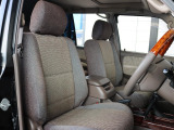 ファブリックのシートカバーが全席に装着済み!