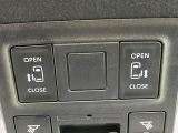 【両側パワースライドドア】スマートキーや運転席のスイッチで後席両側スライドドアの開閉が可能♪電動だから力を入れてドアを開ける必要が無く、小さなお子様でも簡単に開け閉めでき快適です♪