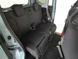 後部座席も当然、綺麗・清潔に仕上げております。内装の綺麗なお車は気持ちが良いですね。