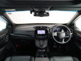 CR-Vは運転時の視界周辺の見やすい位置に、メーターやナビゲーションをレイアウト。スイッチ類は着座姿勢を崩さず自然に手が届く位置に配置され、ストレスフリーな操作を可能にしています。
