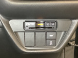 ハンドルの右下にETC2.0がついています。高速道路の料金所の通過も楽々です。 カードの取り出しもしやすい場所についています。その下には車内で操作のできる、電動テールゲートのスイッチもついています。