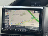 ナビ付きです。目的地を設定すれば、初めての場所でも簡単に行くことが出来ます。(音楽だって聴けちゃいます。)今や欠かせないアイテムですね。カーナビと共に楽しいカーライフを送って下さい(^0^)