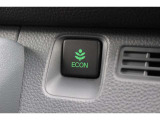 エンジンやエアコンといったクルマ全体の動きを燃費優先で自動制御するECONモード。空調など快適性を優先したいときはスイッチを押してOFFにできます。