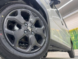 【純正アルミホイール】外観にマッチした純正アルミホイールを装着しております。各種社外アルミホイールや、スタッドレスタイヤも取扱いしております。是非ご相談ください♪