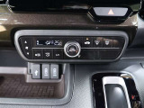 左右独立温度コントロールフルオートエアコンです。運転席、助手席それぞれで独立して温度設定ができます。冷え性の方が乗っても安心ですね♪
