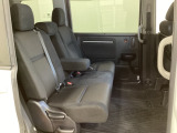 2列目シートは背もたれの角度調節ができるベンチシートになっております。長距離運転になってもゆったりとできるように、アームレストがついてます。