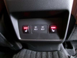こちらに、後部座席のかたが使えるUSBポートや後席シートヒータースイッチがあります♪