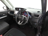 シンプルで使いやすいデザインの運転席です。