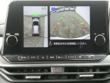 全周囲カメラで、クルマを上空から見下ろしているかのような映像を映し出します。周囲の状況がひと目でわかります!