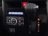 車内を快適に、オートエアコンを装備しています。