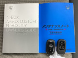 メンテナンスノート【整備記録簿】、取説も揃ってます。スマートキーはバッグなどにしまったままボタン操作でエンジンの始動・停止ができて大変便利です。