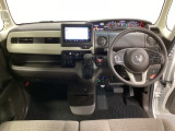 車内は光触媒抗菌消臭施工済です。インパネ周りはスタイリッシュなデザインで機能や装備も充実しています。グローブボックスやカップホルダーのほかにトレーなどたくさんの収納スペースが付いています。