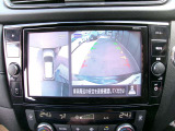 アラウンドビューモニターも装備しております。ご覧のように車体を真上か見たような映像なので、車庫入れの苦手なお客様ももうご心配いりません。