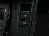 電子制御パーキングブレーキです。スイッチひとつでパーキングブレーキが作動。停車した地点の傾斜などをシステムが検知・判断してブレーキ力を自動的に最適制御。しっかり停車できるシステムです。