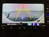 バックでの車庫入れも安心です! リアカメラが付いているバックモニター付のナビを装備しております。操作線もついており距離感も画面から確認できます。