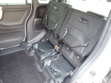 ◆チップアップ&ダイブダウン機構付【ULTR SEAT】は後席座面を左右分割で跳ね上げることができます。トランクで積載できない背の高い荷物をラクラク収納できます。ホンダ車ならではの人気装備です。