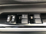 パワーウィンドウのスイッチです。 運転席にいながら助手席や後席の窓を開け閉めできるので、大変便利です。