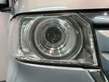 LEDヘッドライトは、点灯の瞬間から最大光量を発揮し、突然暗くなるトンネルなどでの安定感を高めます。