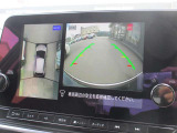 自車を真上から見下ろすように映し出すので周囲の状況が分かるアラウンドビューモニター搭載。フロントカメラとしても使用できます。車庫入れなど苦手な人の頼りになる助っ人です。