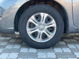 スチールホイール。純正ホイールカバー付き。タイヤサイズは185/70R14です。