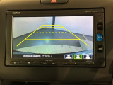 リバースギアに入れるだけで後方の表示へ切り替わります。夜間や雨の日の駐車も楽になりますよ。