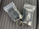 スマートエントリーキーシステムです。鍵を持っていればドアロック、解除、エンジン始動も楽チンです。イチイチ鍵を出す手間も無くなりますよ。悪天候時にも重宝しますね