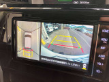 ★パノラミックビューモニター★クルマを真上から見下ろしているかのような映像によって車庫入れや縦列駐車などの駐車時に自車と駐車位置の関係をひと目で確認できスムースな駐車をサポートします!