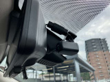 ナビ連動型、前後ドライブレコーダーを装備。万が一の際に映像を記録し、ナビモニターにて再生、確認を行う事が出来ます。又、駐車監視機能を搭載しておりますので、お車駐車中の当て逃げの際にも自動録画致します
