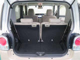 後席シートを倒すことで、より広くラゲッジスペースをお使いいただけます♪