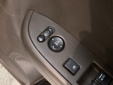 狭い駐車場で便利な電動格納ドアミラーが付いています。