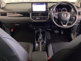 車内は光触媒抗菌消臭施工済です。スタイリッシュなデザインでスポーティなインパネ周りを演出します。グローブボックスやカップホルダーのほかにトレーなどたくさんの収納スペースが付いています。