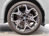 BMWの純正アロイホイールは軽量かつ強度にも優れているホイールで走行性能を引き上げる設計になっております。足元にもBMWは妥協がなくこだわっている個所になります。