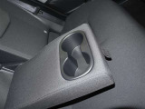 運転席と助手席の間には「ひじ置き」も付いているのでリラックスして運転が出来そうですね!安全運転はお忘れなく!