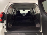 リアシートを倒すと、ラゲッジスペースを広くお使いいただけます!