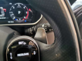 【パドルシフト】スポーツカーにある装備でステアリングから手を放すことなくシフトチェンジが可能な人気快適機能になります。