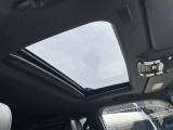 チルト&スライド電動ムーンルーフ(挟み込み防止機能付)。 室内に開放感をもたらすムーンルーフ。 スイッチ操作で簡単に開閉。 室内に爽やかな風と光を採り込めます。