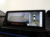 パノラミックビューモニター付きです。車両を上から見たような映像を画面に表示。運転席からの目視だけでは見にくい、車両周辺の状況をリアルタイムでしっかり確認できます。