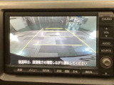 バックカメラの画像です。ガイドラインがスムースな車庫入れをサポートいたします。車庫入れの安心感がアップしますね。