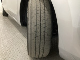 安全に走行するためには空気圧の確認をはじめ溝の深さ、ひび割れの等の点検が必要です。点検時に交換が必要と判断した場合は交換いたします。