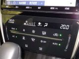 オートエアコンで快適な室内です。