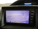 バックガイドモニター付き。車両後方の映像をナビ画面に表示し、駐車などの後退操作をサポートします。