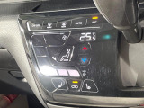 【オートエアコン】一度お好みの温度に設定すれば、車内の温度を検知し風量や温度を自動で調整。暑い&hellip;寒い&hellip;と何度もスイッチ操作をする必要はありません。快適な車内空間には必須の機能ですね♪