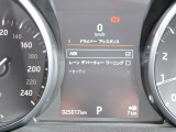 こちらの車輛は【衝突軽減・緊急ブレーキ】を備えており、セーフティドライブをサポート。衝突の危険を感知しドライバーへ警告をおこない、応じられない場合には自動的に緊急ブレーキが作動します。
