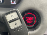 【Hondaスマートキー】カバンやポケットに入れたままでもドアの施錠・解錠が可能なスマートキーを装備。エンジンのオン・オフ時もカギを取り出す必要が無いからとっても便利です♪