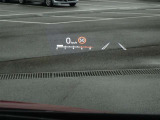 カラーヘッドアップディスプレイ付き。少ない視線移動で情報を確認できるので、運転の疲労軽減に繋がりますよ♪