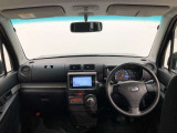 シンプルながら機能性あふれる運転席廻りです。視界性もよく、運転しやすいですよ。